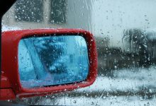 cara membersihkan kaca mobil buram saat hujan