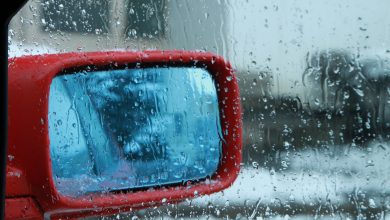 cara membersihkan kaca mobil buram saat hujan