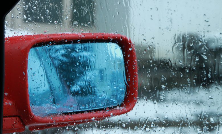 cara membersihkan kaca mobil buram saat hujan